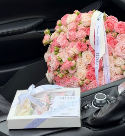 Большой моно-букет розовых кустовых роз с лентой Rosse